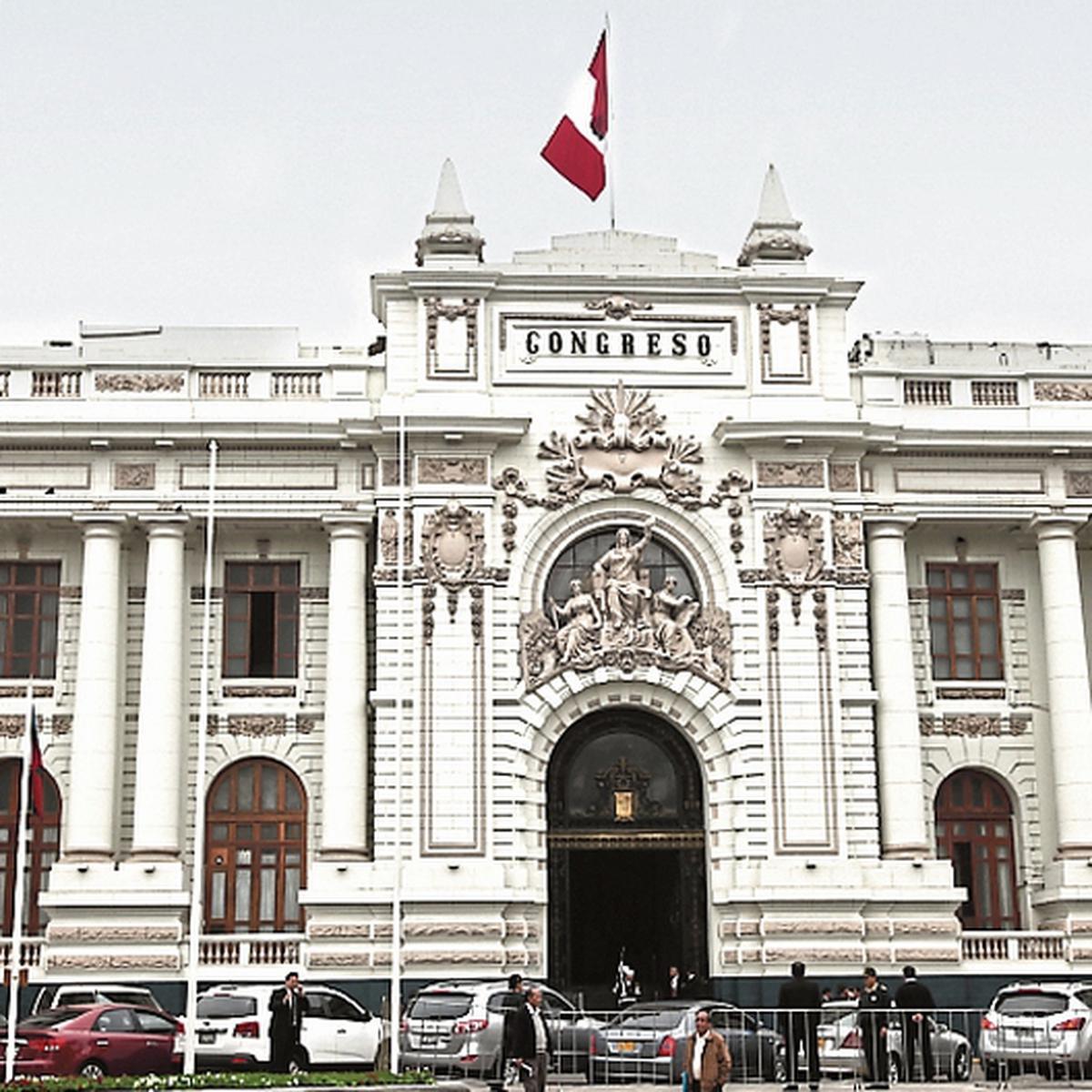 Congreso reconoce a peruanos en el exterior