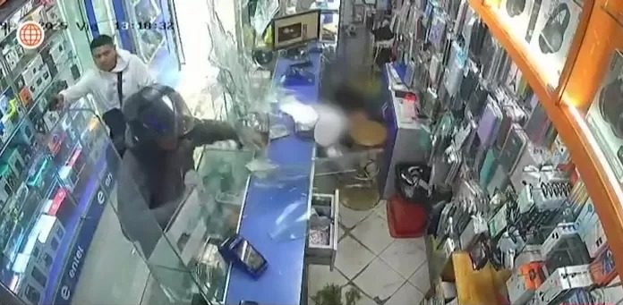 Delincuentes asaltan tienda de celulares