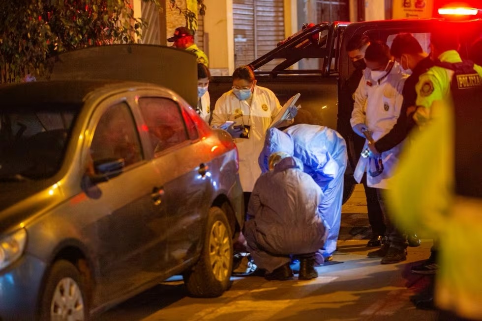 Hallan cadáver en automóvil en Breña: esposa reconoció el crimen