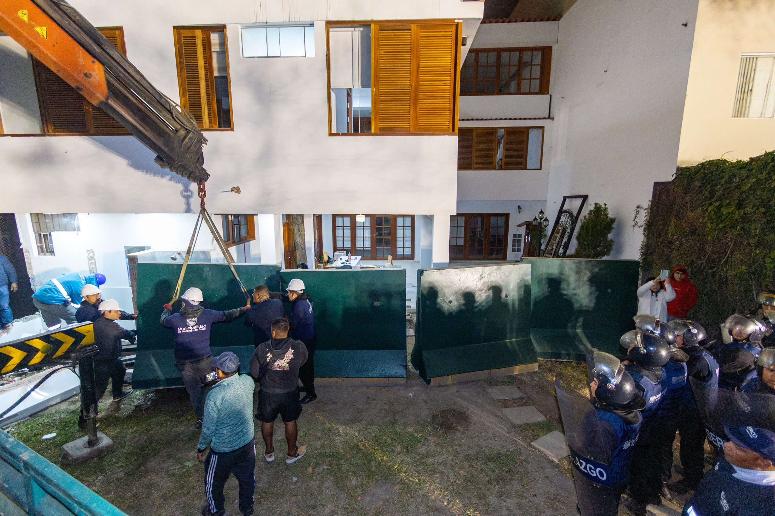 Municipalidad de Surco coloca muros para delimitar espacio público junto a vivienda de congresista María Acuña