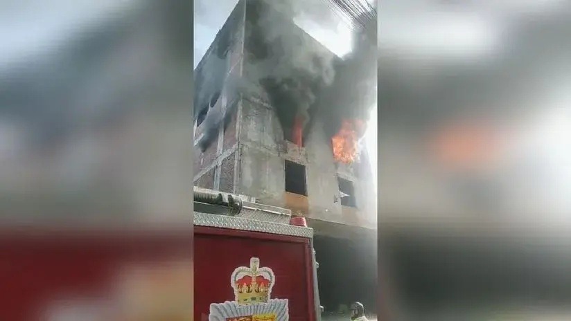 Incendio en almacén podría generar el colapso de edificio