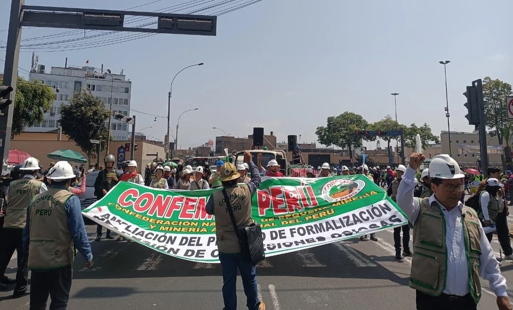 Mineros artesanales protestan en Congreso