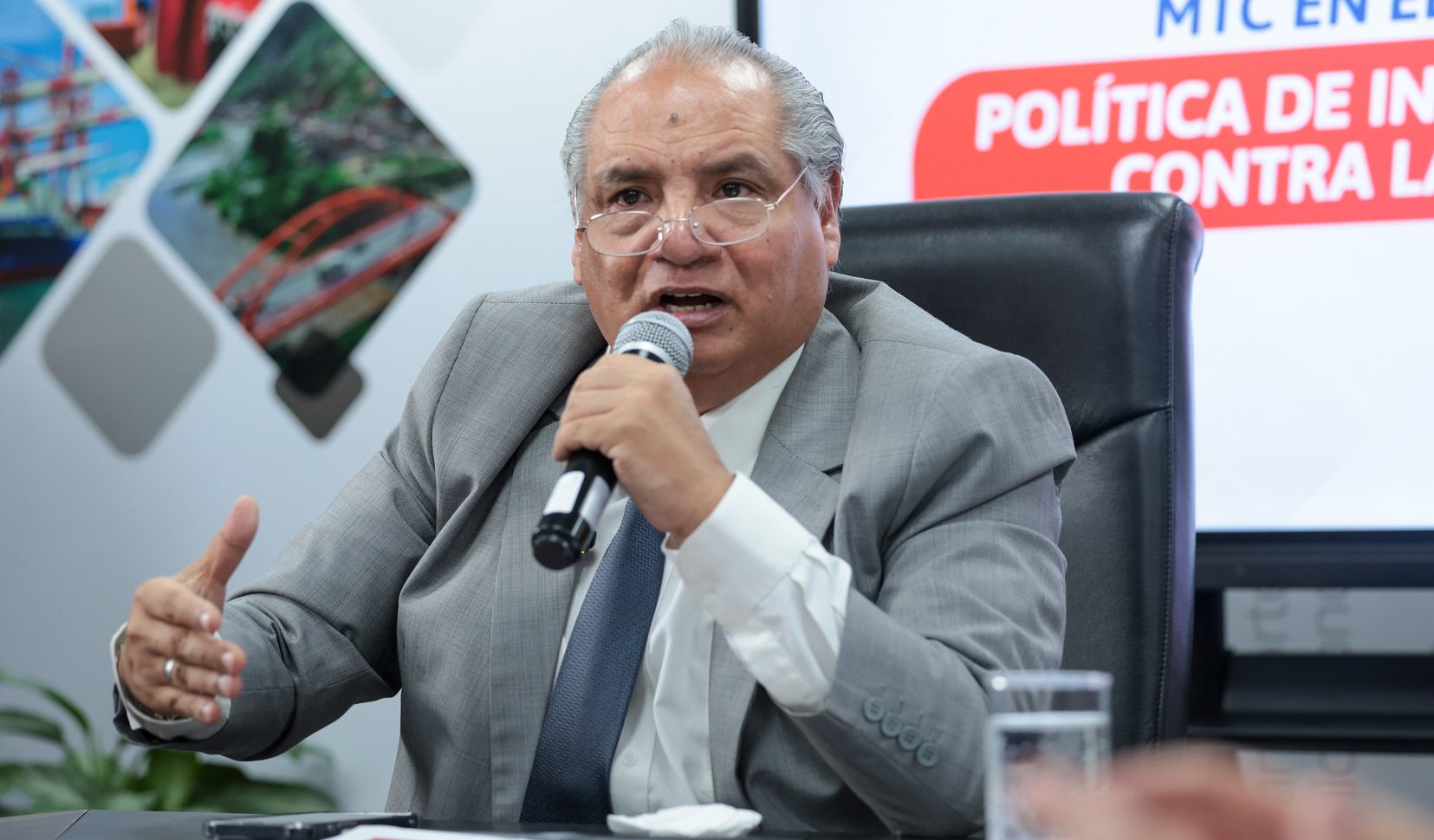 Ministro Sandoval afirma que paro de transportistas fue parcial y sin conflictos con gremios