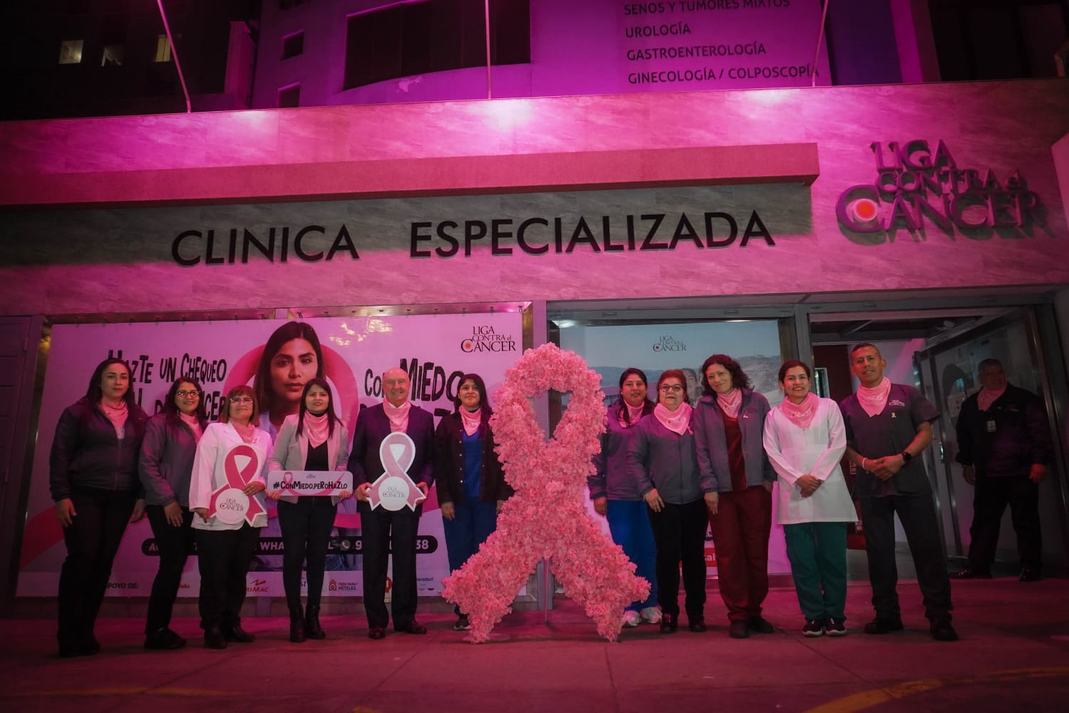 La Liga Contra El Cáncer se ilumina de rosa