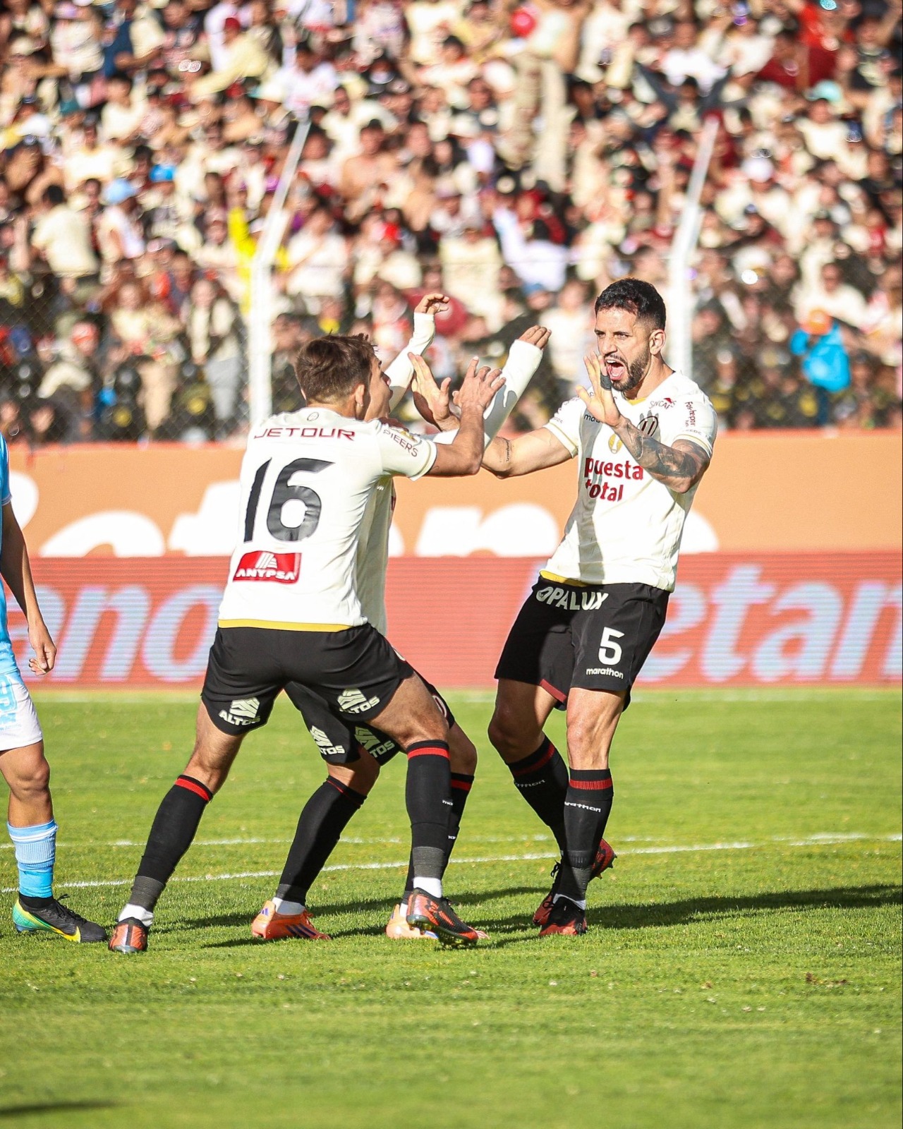 Universitario se corona tricampeón nacional