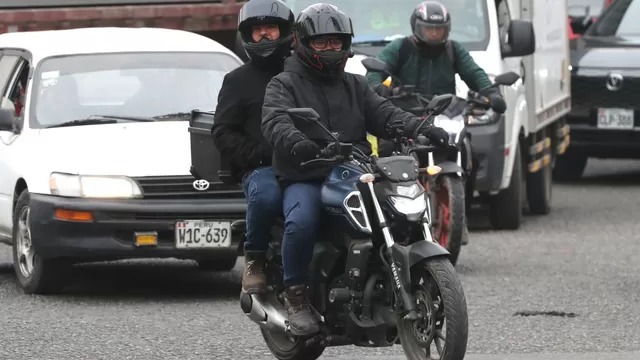Prohíben que dos adultos viajen en una moto durante el estado de emergencia en Lima