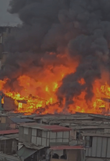 Voraz incendio consume  más de 110 viviendas de  AA.HH. en Pamplona Alta