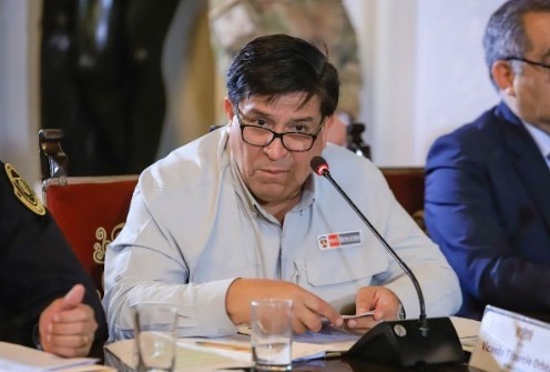 Tiburcio anuncia decreto con  nuevas sanciones a policías