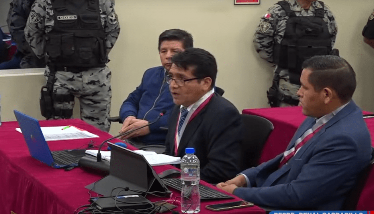 Abogado de Pedro Castillo causa bochorno en juicio al usar “historia del pollo” como defensa