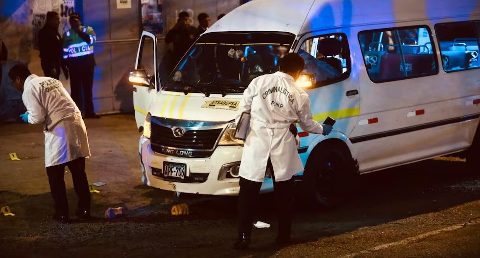 Asesinan a pasajero dentro de una combi