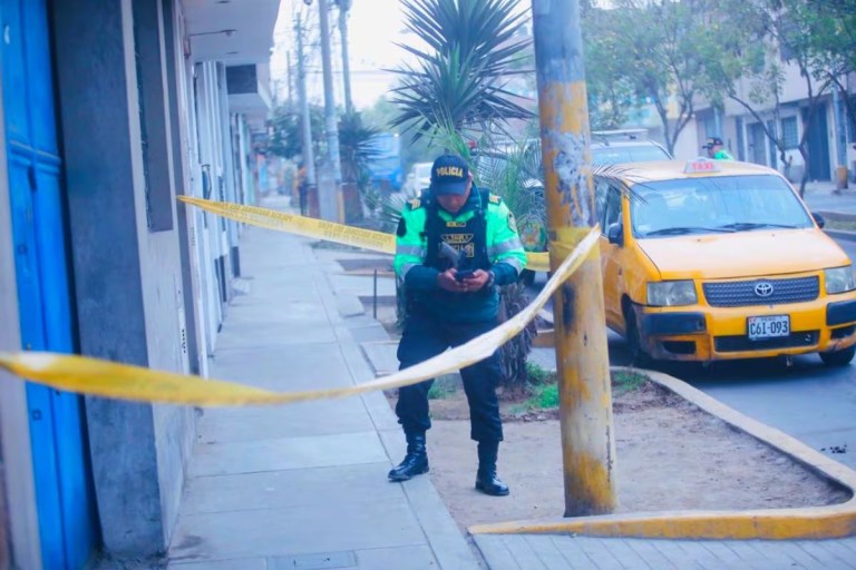 Balean a agente Terna en la puerta de su casa