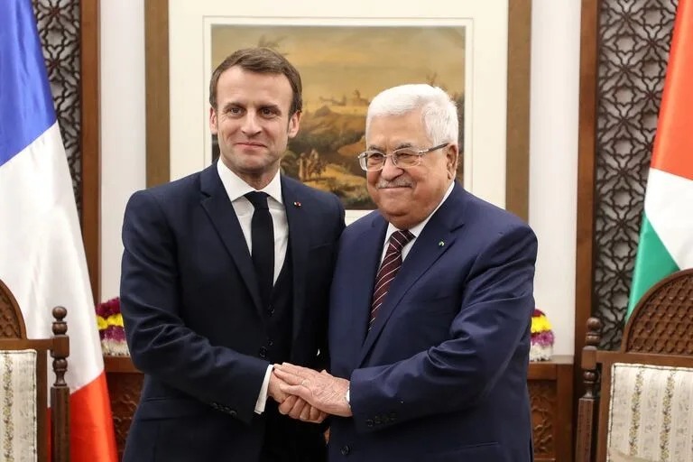 2 Mahmoud Abbas recibido por Emmanuel Macron en 2025.