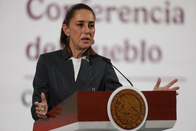 Presidenta de México ataca a Jerí y defiende a Betssy