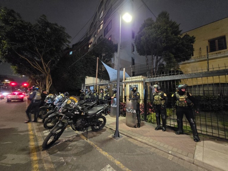 Policía rodea la embajada de México y Cancillería evalúa no dar salvoconducto a Chávez