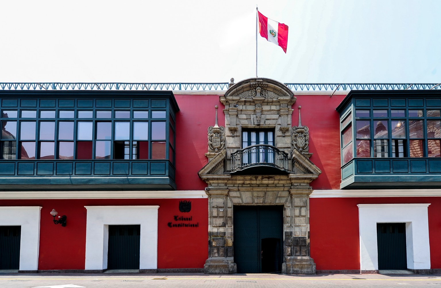 Desde diciembre, trabajadores del Tribunal Constitucional (TC) y del Servicio Diplomático del Perú serán beneficiados con un aumento salarial. En el caso de los magistrados del TC, pasarán de ganar S/35,017.00 a S/42,717.20; mientras que los embajadores, S/10,600 a S/20 000.