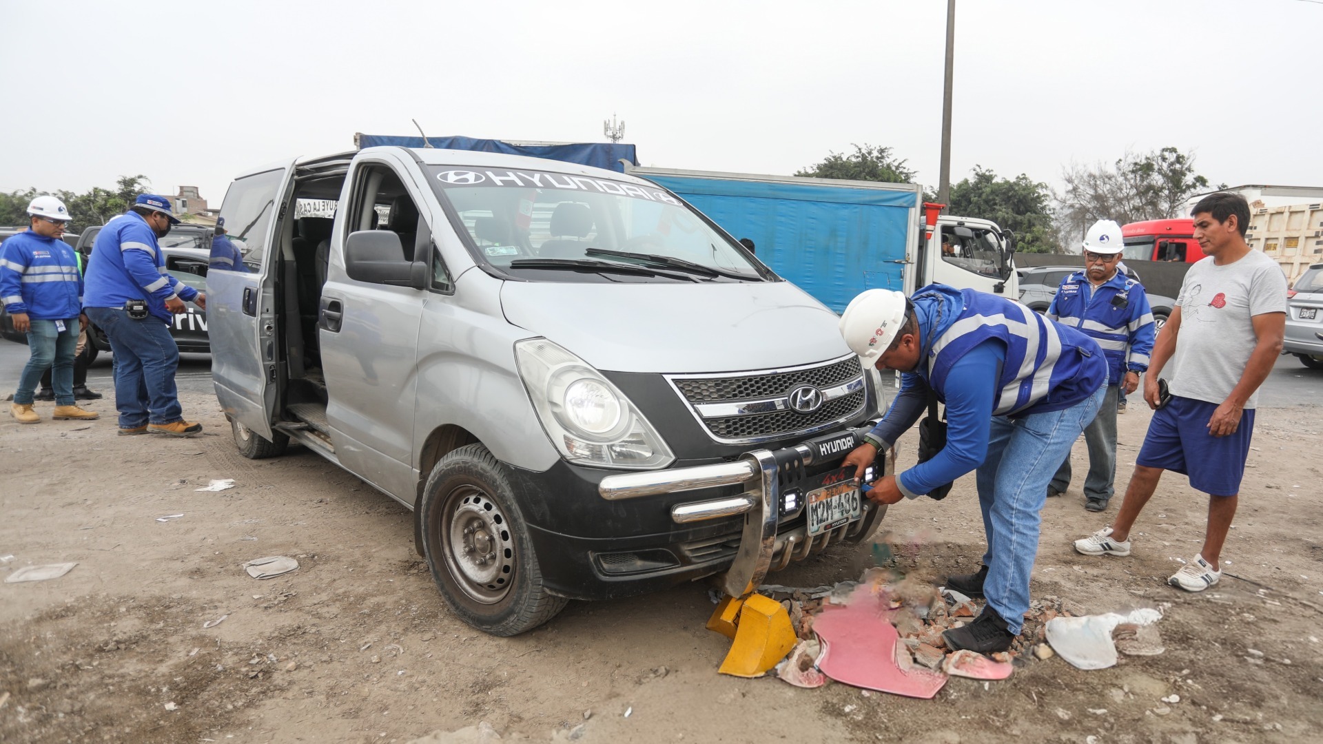 Superintendente de la SUTRAN lidera operativo contra el transporte informal en el km 22 de la Panamericana Norte