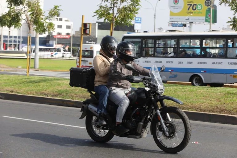 Gobierno prohíbe que dos personas viajen en una moto