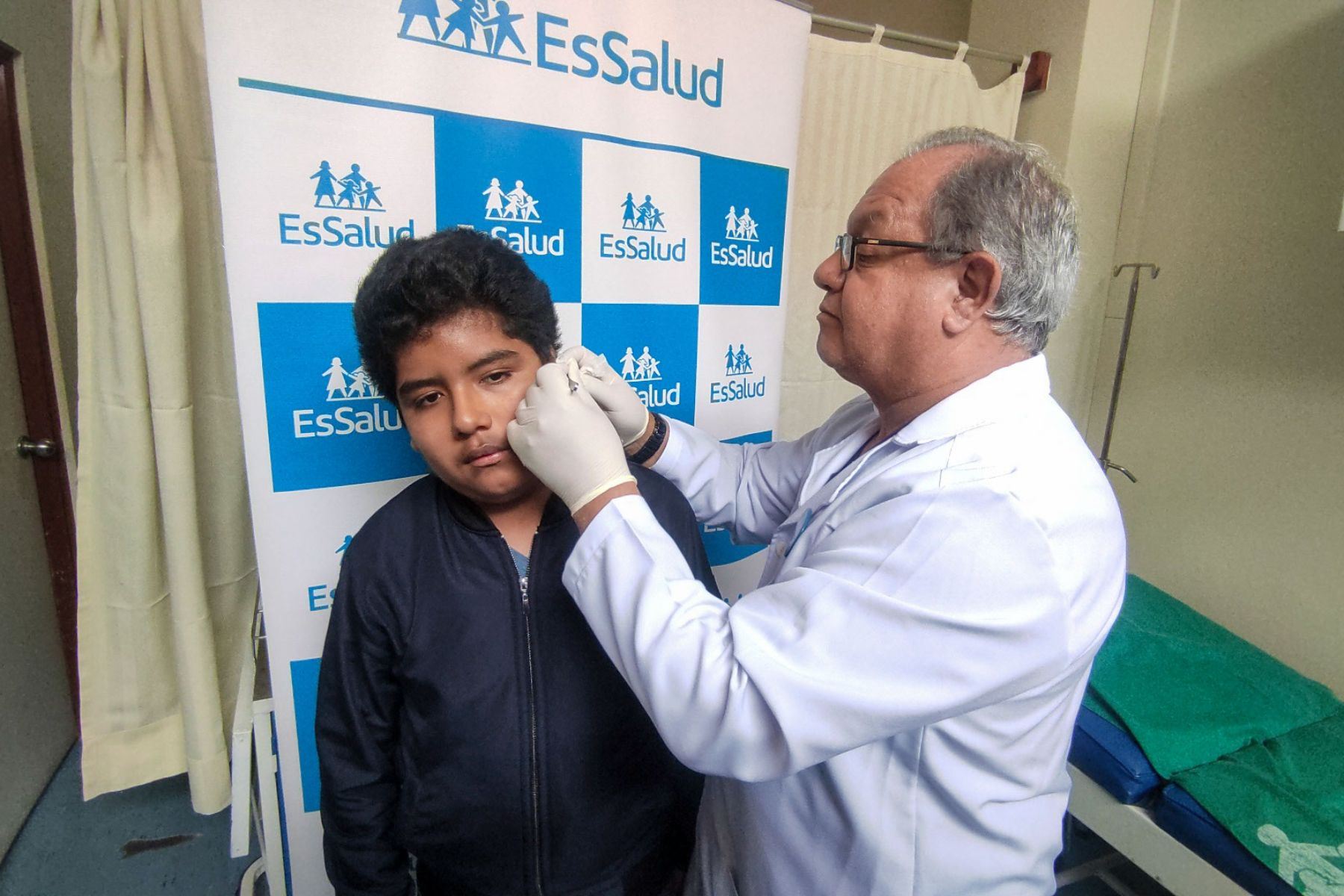 Cirugía reconstructiva en EsSalud permite que adolescente de Huacho recupere su audición