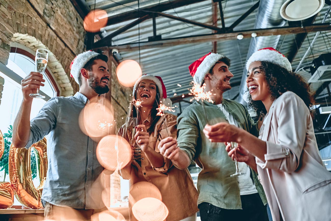 ¿Pueden obligarte a celebrar y participar en eventos de Navidad en el trabajo? Esto dice la ley