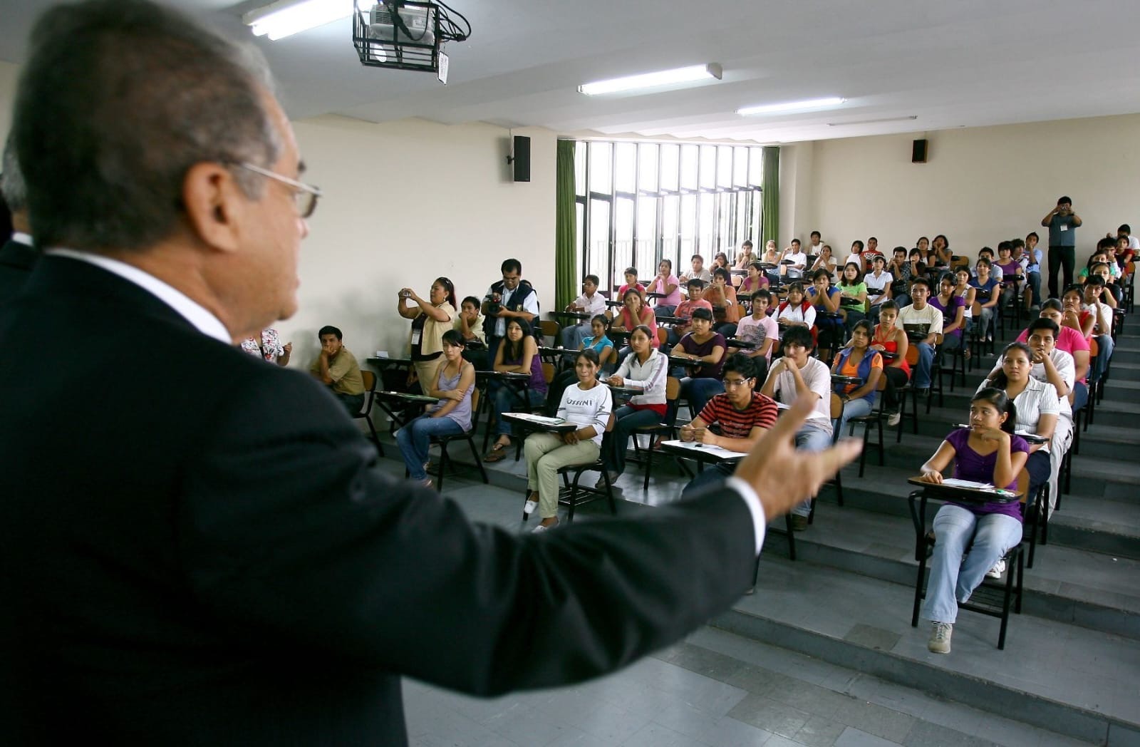 Docentes universitarios piden que presidente Jeri firme ley que reconoce experiencia en profesores