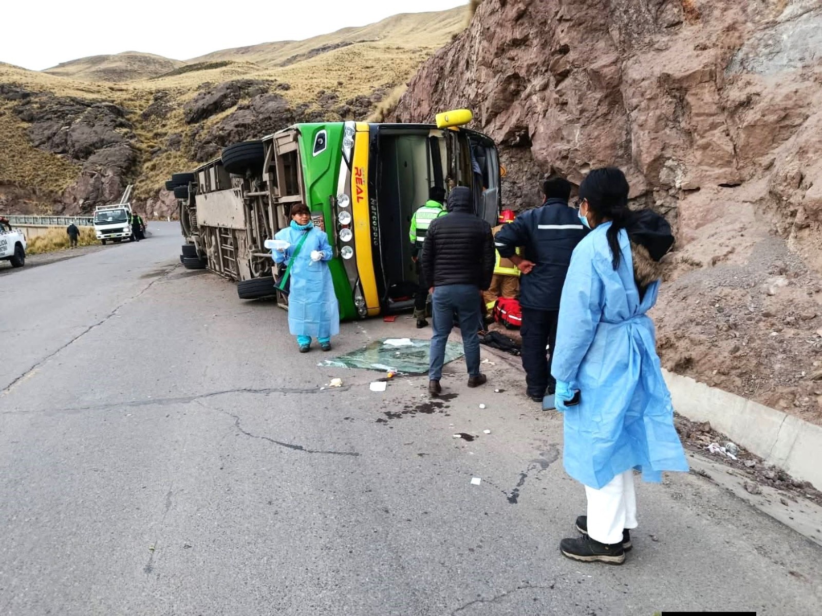 Bus se vuelca y deja 7 muertos y 20 heridos