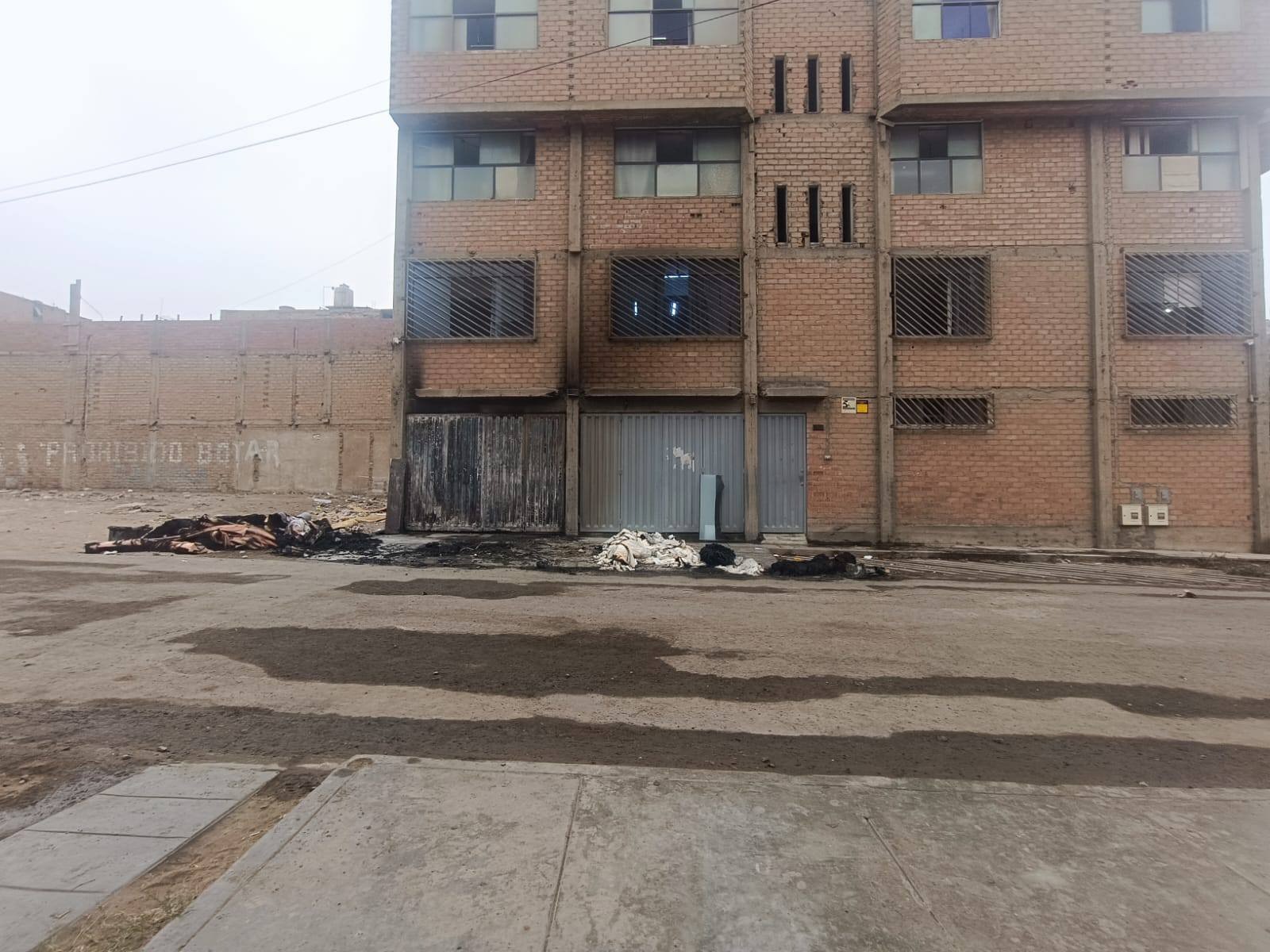 Extorsionadores queman almacén