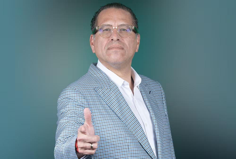 Phillip Butters renuncia a partido Avanza País y a la precandidatura presidencial