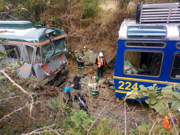 Un fallecido y 50 heridos tras choque de dos trenes