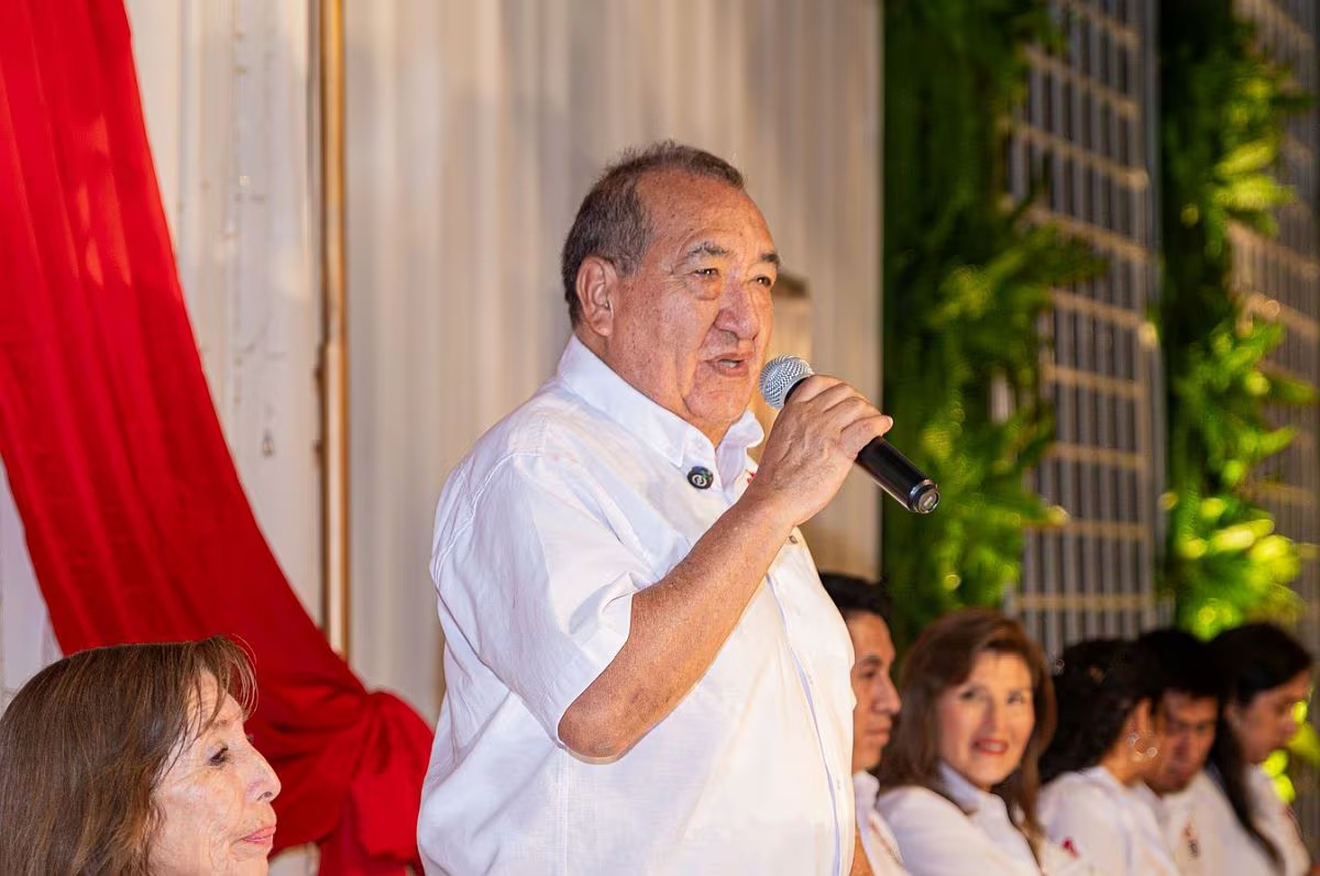 Mario Vizcarra con un pie fuera de comicios