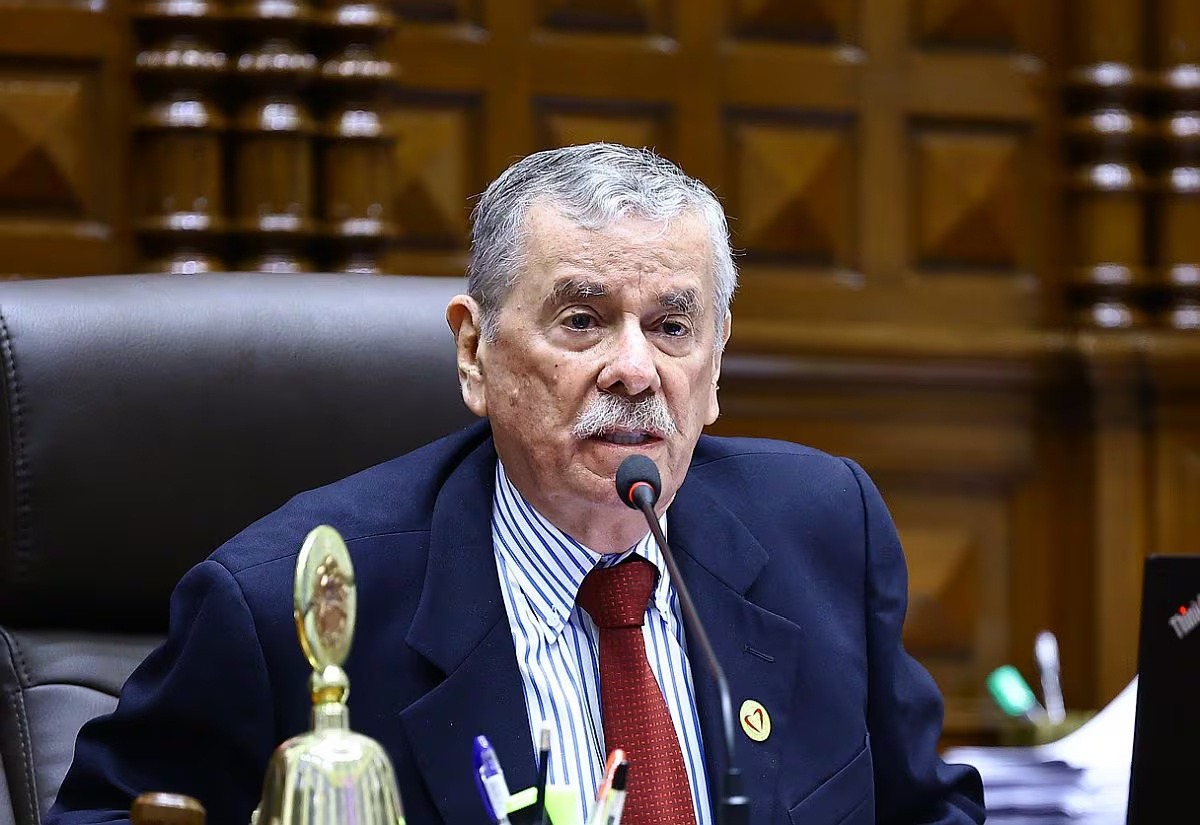 Rospigliosi: congresistas no deben recibir viáticos por semana de representación