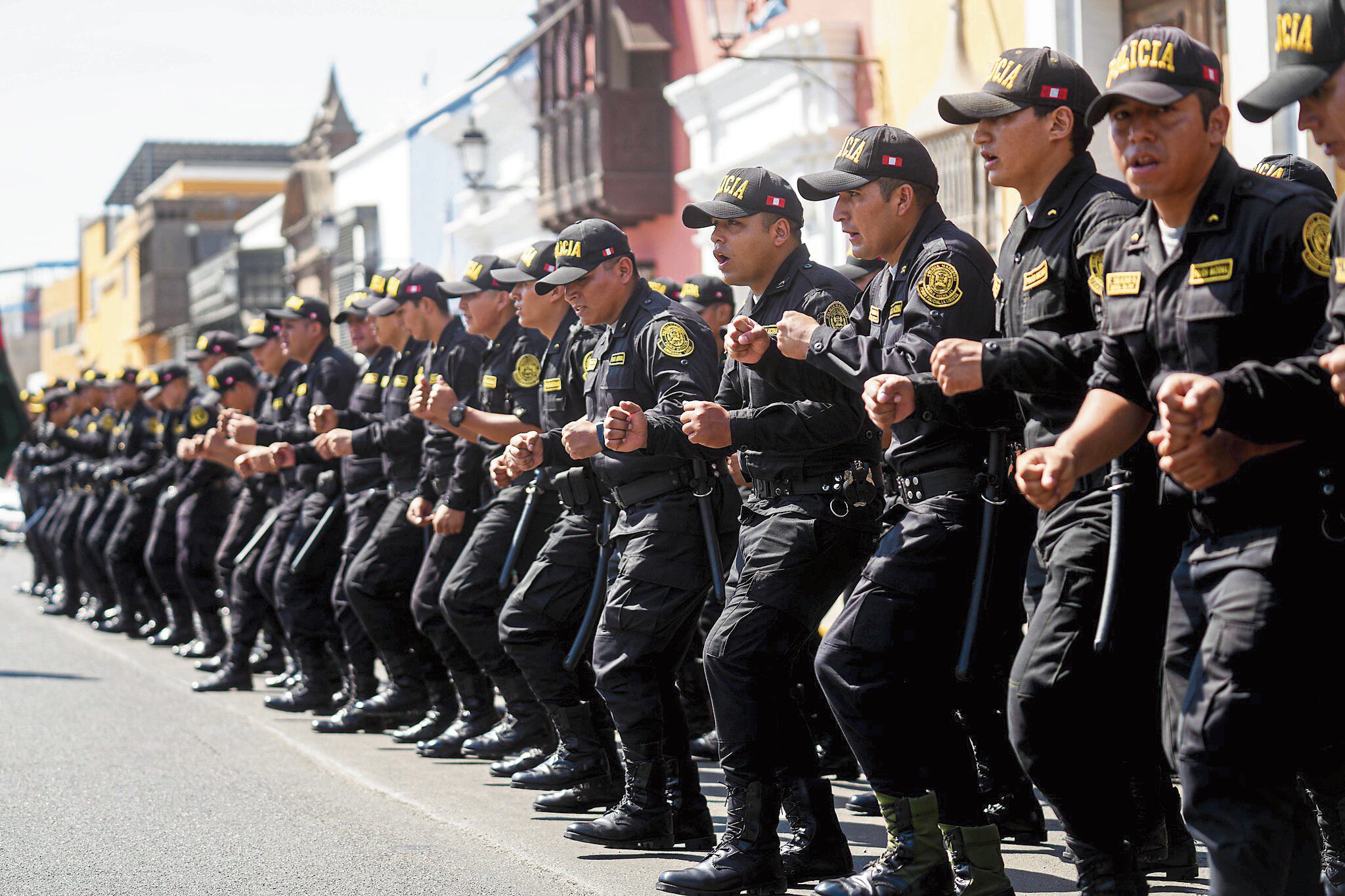 Publican decreto que fija el pago adicional a policías desde este mes