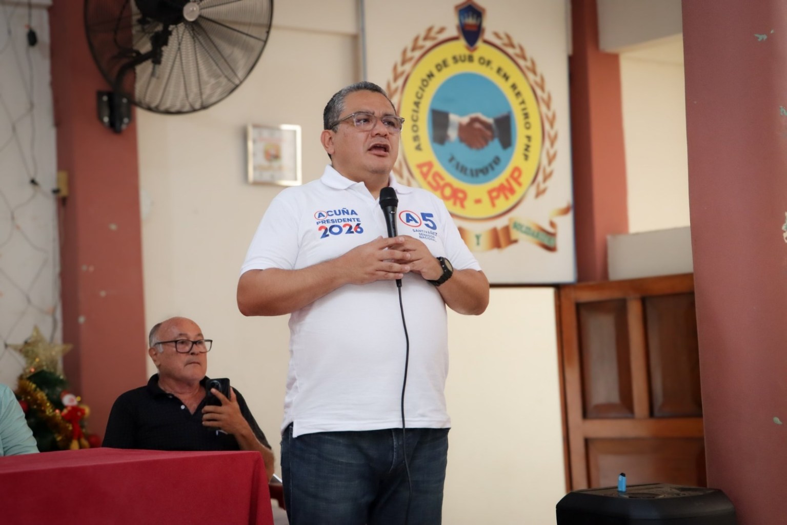 Santiváñez felicita a militares y policías que lograron ascenso