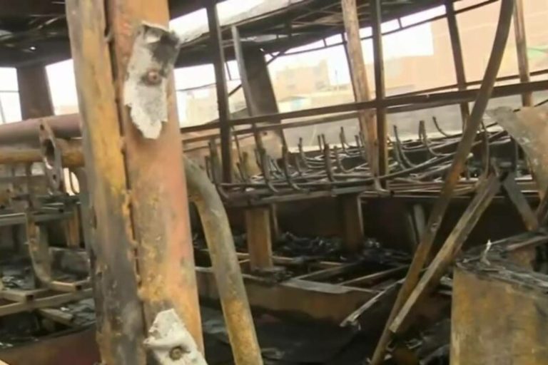 Incendian dos buses por presunta extorsión