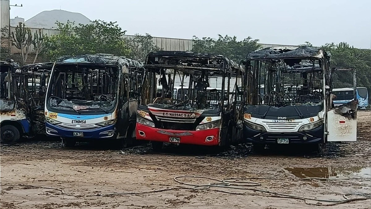 Ate: Incendio en cochera calcina 18 buses