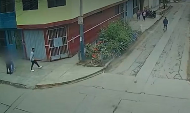 Mujer y sus dos hijas son asaltadas con arma