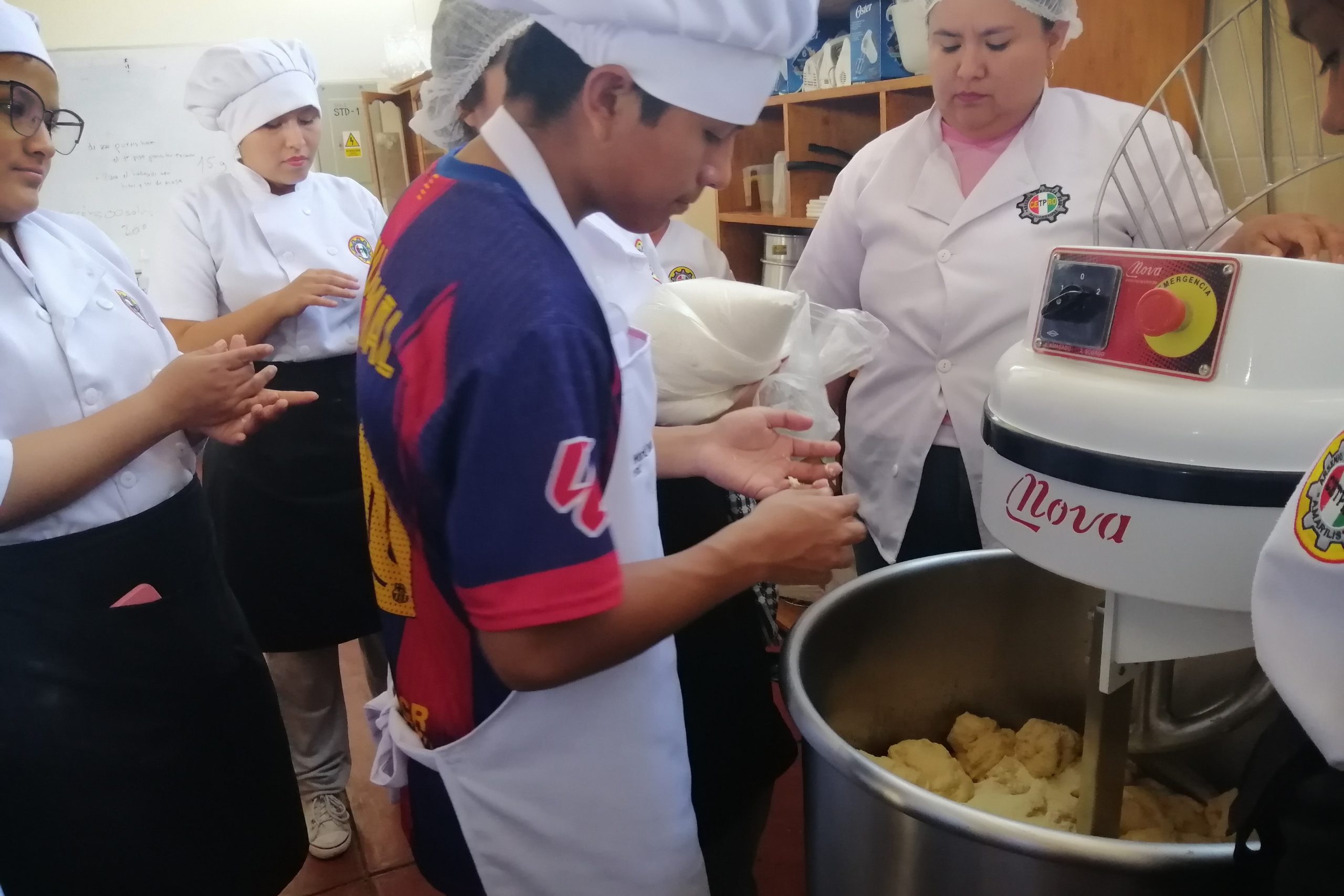 Navidad con sabor a emprendimiento: pobladores de Amarilis aprenden a elaborar panetones en Tambo del Midis