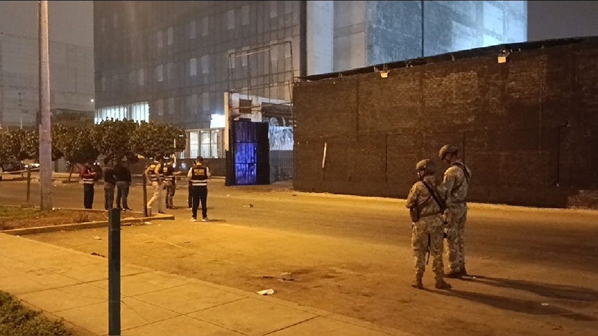 SJM: Lanzan explosivo a cancha deportiva