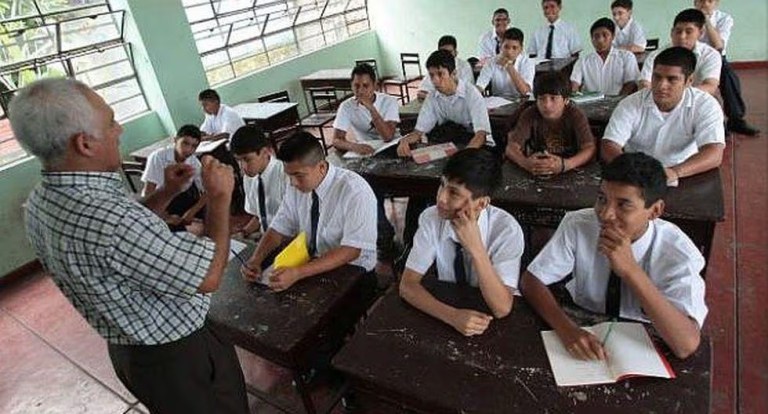 VMT: Detienen a escolares que extorsionaban a sus profesores