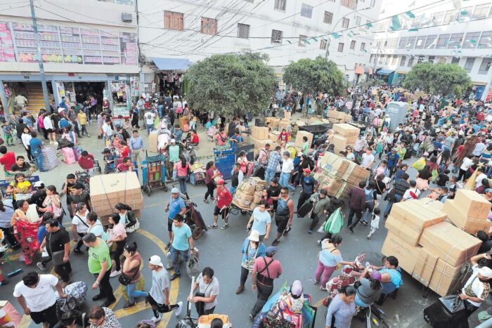  Navidad impulsa compras de último momento en Mesa Redonda con alta afluencia de público