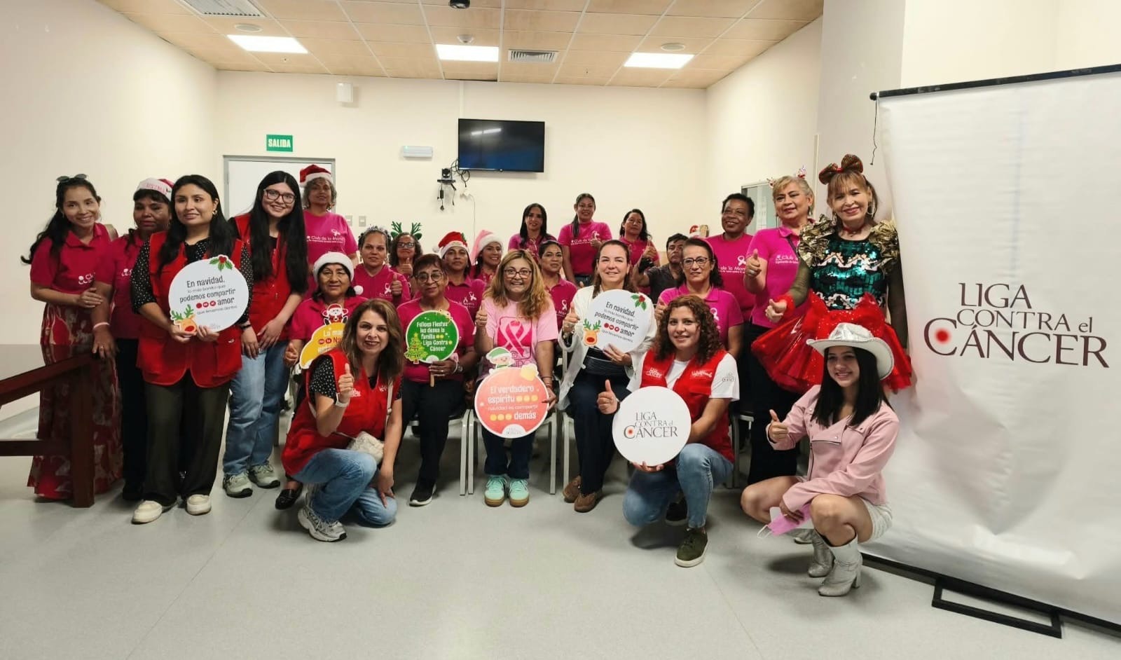 Fundación A Puro Pecho organizó chocolatada navideña para mujeres del Club de la Mama del INEN