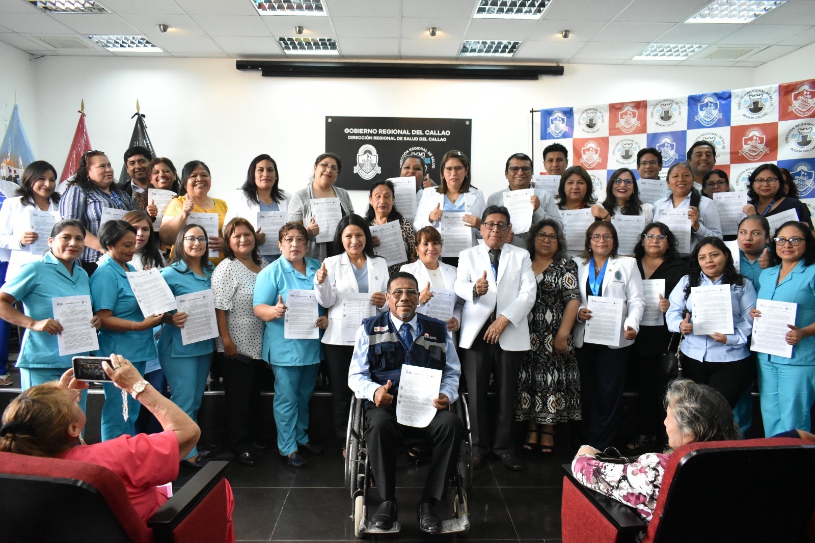 DIRESA Callao entrega resoluciones de cambio de grupo ocupacional y línea de carrera