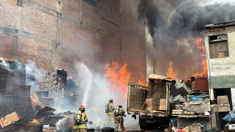Incendio en La Victoria moviliza a Bomberos por siniestro en almacén de bicicletas del jirón Raymondi