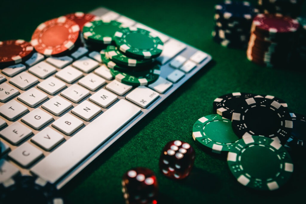 Cómo usar la plataforma de poker en línea para tomar mejores decisiones