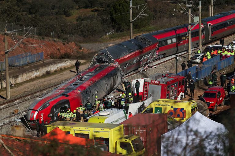 40 muertos tras colisión de trenes