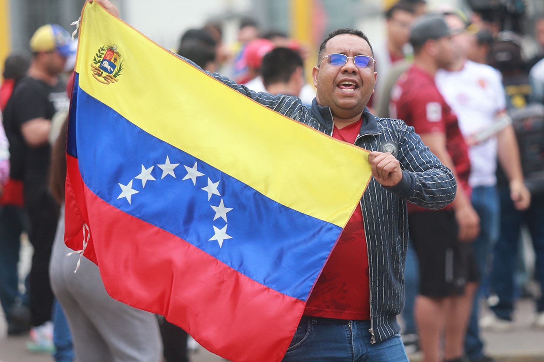 ciudadanos venezolanos celebran fuera de la embajada en peru