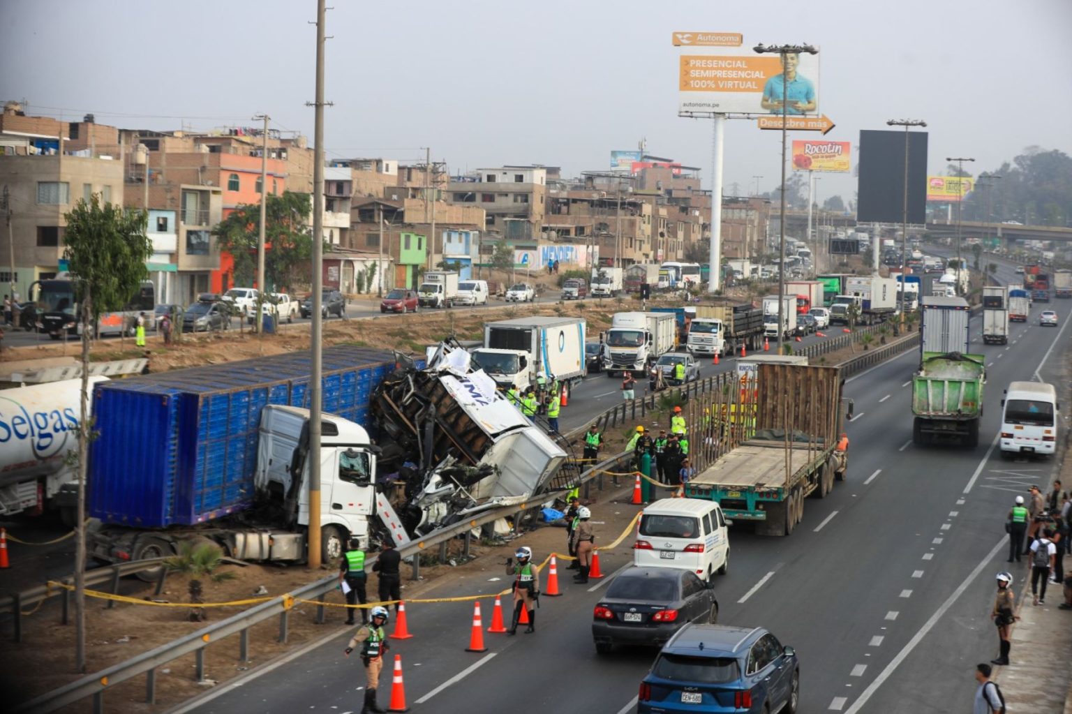 Violento choque múltiple en la Panamericana Sur deja dos muertos y ocho heridos en Villa El Salvador
