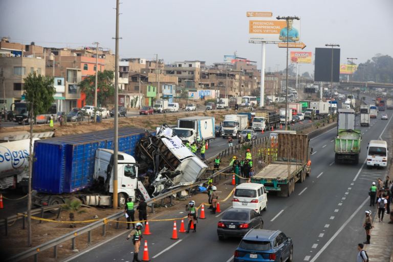 Violento choque múltiple en la Panamericana Sur deja dos muertos y ocho ...