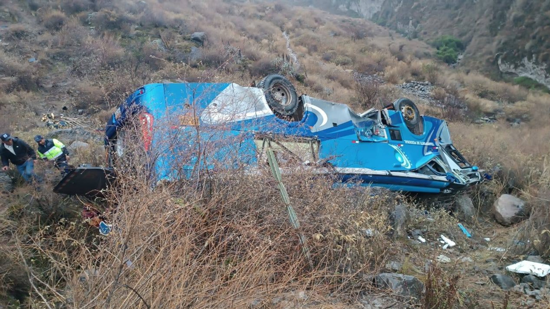 Bus con trabajadores mineros cae a barranco en Arequipa