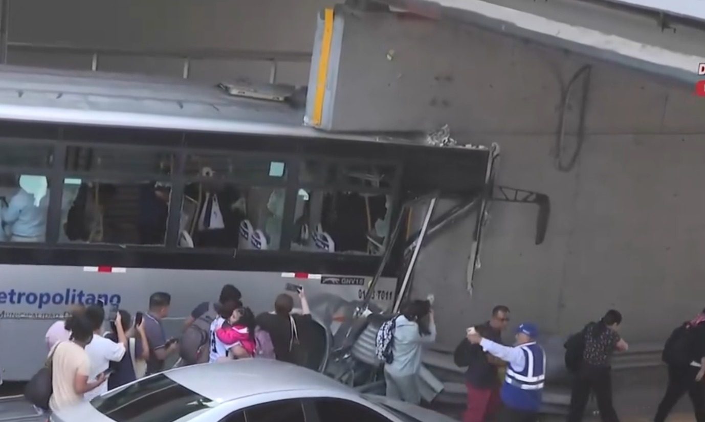 Bus del Metropolitano choca contra base de puente en Estación México