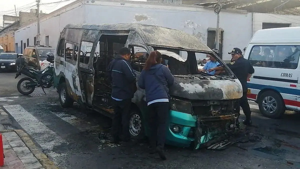 Cercado: Combi con pasajeros se incendió